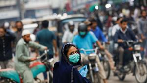 A woman wears a protective face mask as she walks along a road, as the outbreak of the coronavirus disease (COVID-19) continues, in Karachi, Pakistan.(REUTERS) A woman wears a protective face mask as she walks along a road, as the outbreak of the coronavirus disease (COVID-19) continues, in Karachi, Pakistan.(REUTERS)