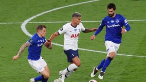 Soccer Football - Premier League - Tottenham Hotspur v Everton - Tottenham Hotspur Stadium, London, Britain - July 6, 2020 Everton's Lucas Digne and Andre Gomes in action with Tottenham Hotspur's Erik Lamela, as play resumes behind closed doors following the outbreak of the coronavirus disease (COVID-19) Catherine Ivill/Pool via REUTERS EDITORIAL USE ONLY. No use with unauthorized audio, video, data, fixture lists, club/league logos or "live" services. Online in-match use limited to 75 images, no video emulation. No use in betting, games or single club/league/player publications. Please contact your account representative for further details.(REUTERS) Soccer Football - Premier League - Tottenham Hotspur v Everton - Tottenham Hotspur Stadium, London, Britain - July 6, 2020 Everton's Lucas Digne and Andre Gomes in action with Tottenham Hotspur's Erik Lamela, as play resumes behind closed doors following the outbreak of the coronavirus disease (COVID-19) Catherine Ivill/Pool via REUTERS EDITORIAL USE ONLY. No use with unauthorized audio, video, data, fixture lists, club/league logos or "live" services. Online in-match use limited to 75 images, no video emulation. No use in betting, games or single club/league/player publications. Please contact your account representative for further details.(REUTERS)