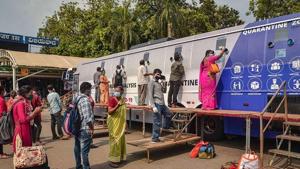 The mobile sample collection vans would be sent to various places like bus stands, railway stations, airports and inter-state borders so that samples from people coming from other states and countries would be collected. (HT Photo) The mobile sample collection vans would be sent to various places like bus stands, railway stations, airports and inter-state borders so that samples from people coming from other states and countries would be collected. (HT Photo)
