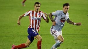 Soccer Football - La Liga Santander - Celta Vigo v Atletico Madrid - Balaidos, Vigo, Spain - July 7, 2020 Atletico Madrid's Manu Sanchez in action with Celta Vigo's Santi Mina, as play resumes behind closed doors following the outbreak of the coronavirus disease (COVID-19) REUTERS/Miguel Vidal(REUTERS) Soccer Football - La Liga Santander - Celta Vigo v Atletico Madrid - Balaidos, Vigo, Spain - July 7, 2020 Atletico Madrid's Manu Sanchez in action with Celta Vigo's Santi Mina, as play resumes behind closed doors following the outbreak of the coronavirus disease (COVID-19) REUTERS/Miguel Vidal(REUTERS)