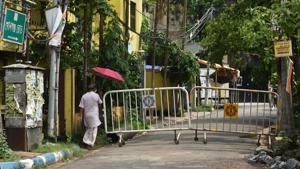 Barricade set up at Khodaganj Road coronavirus containment zone in Beleghata, Kolkata, West Bengal on Wednesday.(Samir Jana/HT Photo) Barricade set up at Khodaganj Road coronavirus containment zone in Beleghata, Kolkata, West Bengal on Wednesday.(Samir Jana/HT Photo)