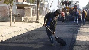 A worker at the construction site of the first plastic road in Gurugram, in 2018.(Yogendra Kumar/ HT File Photo) A worker at the construction site of the first plastic road in Gurugram, in 2018.(Yogendra Kumar/ HT File Photo)