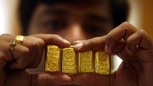 A salesman displays gold bars inside a jewellery shop in Hyderabad.(REUTERS) A salesman displays gold bars inside a jewellery shop in Hyderabad.(REUTERS)