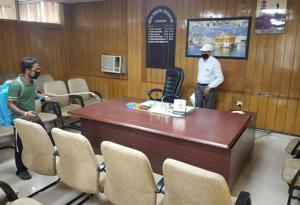The staff has now been demanding that the MC should shut down its offices in order to thwart the spread of the virus(Gurpreet Singh/HT) The staff has now been demanding that the MC should shut down its offices in order to thwart the spread of the virus(Gurpreet Singh/HT)