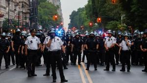 Police officers stand guard across Central Park West during a protest against the death in Minneapolis police custody of George Floyd, in the Manhattan borough of New York City, New York, US.(REUTERS) Police officers stand guard across Central Park West during a protest against the death in Minneapolis police custody of George Floyd, in the Manhattan borough of New York City, New York, US.(REUTERS)