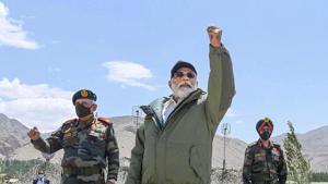 Prime Minister Narendra Modi interacts with the Indian troops during his visit to the forward post at Nimu in Ladakh(PTI) Prime Minister Narendra Modi interacts with the Indian troops during his visit to the forward post at Nimu in Ladakh(PTI)
