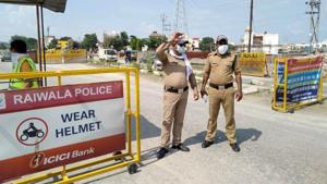 Barricades put up by Uttarakhand police to check illegal entry of Kanwariyas in state.(HT Photo) Barricades put up by Uttarakhand police to check illegal entry of Kanwariyas in state.(HT Photo)