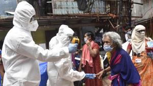 Health care staff check the temperature and pulse rate of the residents of Dharavi during Covid-19 pandemic in Mumbai.(Satyabrata Tripathy/HT Photo) Health care staff check the temperature and pulse rate of the residents of Dharavi during Covid-19 pandemic in Mumbai.(Satyabrata Tripathy/HT Photo)