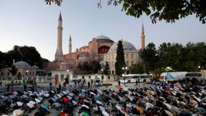 Muslims gather for evening prayers in front of the Hagia Sophia or Ayasofya, after a court decision that paves the way for it to be converted from a museum back into a mosque, in Istanbul, Turkey on July 10, 2020.(Reuters file photo) Muslims gather for evening prayers in front of the Hagia Sophia or Ayasofya, after a court decision that paves the way for it to be converted from a museum back into a mosque, in Istanbul, Turkey on July 10, 2020.(Reuters file photo)