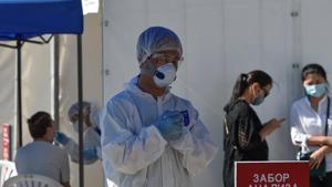 Medical specialists wearing protective equipment work at the coronavirus disease (COVID-19) testing facility in Almaty, Kazakhstan July 8, 2020.(REUTERS) Medical specialists wearing protective equipment work at the coronavirus disease (COVID-19) testing facility in Almaty, Kazakhstan July 8, 2020.(REUTERS)