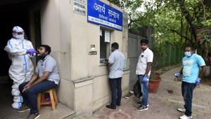 People wait to give swab samples for coronavirus tests in south Delhi’s Defence Colony area on Saturday.(Sonu Mehta/HT PHOTO) People wait to give swab samples for coronavirus tests in south Delhi’s Defence Colony area on Saturday.(Sonu Mehta/HT PHOTO)
