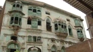 In 1990, Rishi Kapoor along with brother Randhir Kapoor visited their ancestral home in Pakistan’s Peshawar.(File Photo / Twitter) In 1990, Rishi Kapoor along with brother Randhir Kapoor visited their ancestral home in Pakistan’s Peshawar.(File Photo / Twitter)