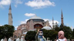 A woman poses for a selfie in front of Hagia Sophia, or Ayasofya-i Kebir Camii, which the Turkish president declared to be open to Muslim worship after a court ruling, in Istanbul, Turkey, July 11, 2020.(REUTERS) A woman poses for a selfie in front of Hagia Sophia, or Ayasofya-i Kebir Camii, which the Turkish president declared to be open to Muslim worship after a court ruling, in Istanbul, Turkey, July 11, 2020.(REUTERS)