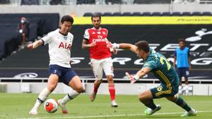 Soccer Football - Premier League - Tottenham Hotspur v Arsenal - Tottenham Hotspur Stadium, London, Britain - July 12, 2020 Tottenham Hotspur's Son Heung-min in action with Arsenal's Emiliano Martinez, as play resumes behind closed doors following the outbreak of the coronavirus disease (COVID-19)(REUTERS) Soccer Football - Premier League - Tottenham Hotspur v Arsenal - Tottenham Hotspur Stadium, London, Britain - July 12, 2020 Tottenham Hotspur's Son Heung-min in action with Arsenal's Emiliano Martinez, as play resumes behind closed doors following the outbreak of the coronavirus disease (COVID-19)(REUTERS)