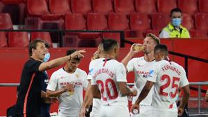 Sevilla's Spanish coach Julen Lopetegui (L) gives instructions to players during the Spanish League football match between Sevilla FC and SD Eibar at the Ramon Sanchez Pizjuan stadium in Seville on July 6, 2020. (Photo by CRISTINA QUICLER / AFP)(AFP) Sevilla's Spanish coach Julen Lopetegui (L) gives instructions to players during the Spanish League football match between Sevilla FC and SD Eibar at the Ramon Sanchez Pizjuan stadium in Seville on July 6, 2020. (Photo by CRISTINA QUICLER / AFP)(AFP)