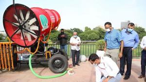 An Anti Smog Gun has been installed by the New Delhi Municipal Council (NDMC) at Central Park in Connaught Place, New Delhi on Monday. The machine was inaugurated by Dharmendra, chairman, NDMC.(HT Photo) An Anti Smog Gun has been installed by the New Delhi Municipal Council (NDMC) at Central Park in Connaught Place, New Delhi on Monday. The machine was inaugurated by Dharmendra, chairman, NDMC.(HT Photo)
