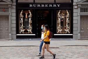 FILE PHOTO: People wearing protective masks walk past a Burberry store at Covent Garden, following the outbreak of the coronavirus disease (COVID-19) in London, Britain June 15, 2020.(REUTERS) FILE PHOTO: People wearing protective masks walk past a Burberry store at Covent Garden, following the outbreak of the coronavirus disease (COVID-19) in London, Britain June 15, 2020.(REUTERS)