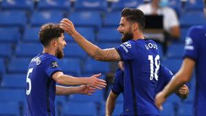 Chelsea's Olivier Giroud celebrates scoring their first goal with teammates.(Pool via REUTERS) Chelsea's Olivier Giroud celebrates scoring their first goal with teammates.(Pool via REUTERS)