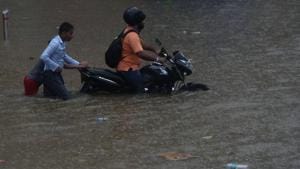 Water logging at Parel during heavy rain at in Mumbai.(Satish Bate/HT Photo) Water logging at Parel during heavy rain at in Mumbai.(Satish Bate/HT Photo)