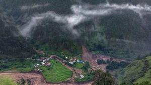 The Rishikesh-Yamunotri NH was blocked for traffic near Dabur Kot.(PTI) The Rishikesh-Yamunotri NH was blocked for traffic near Dabur Kot.(PTI)