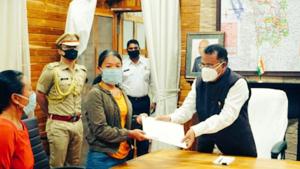 Mizoram Governor P S Sreedharan Pillai on Friday felicitated 17-year-old Lalvenhimi in the presence of her parents at Raj Bhavan.(twitter/@MizoramGovernor) Mizoram Governor P S Sreedharan Pillai on Friday felicitated 17-year-old Lalvenhimi in the presence of her parents at Raj Bhavan.(twitter/@MizoramGovernor)
