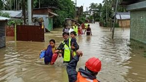 Protirodhi Bondhu volunteers help evacuate flood-affected people in Doomdooma.(DDMA-TINSUKIA) Protirodhi Bondhu volunteers help evacuate flood-affected people in Doomdooma.(DDMA-TINSUKIA)