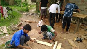 Migrant workers set up cricket willow manufacturing unit at Sahodara in Gaunaha block in West Champaran district of Bihar(HT photo) Migrant workers set up cricket willow manufacturing unit at Sahodara in Gaunaha block in West Champaran district of Bihar(HT photo)
