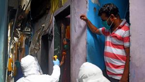 Health worker and doctor conduct thermal screening and pulse test of a resident at Dharavi during Covid-19 pandemic in Mumbai.(Vijayanand Gupta/HT Photo) Health worker and doctor conduct thermal screening and pulse test of a resident at Dharavi during Covid-19 pandemic in Mumbai.(Vijayanand Gupta/HT Photo)