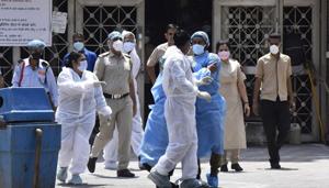 The study also found that an increase in relative humidity tends to decrease the growth rate and doubling time of coronavirus cases by 1.18 days.(Sonu Mehta/HT PHOTO) The study also found that an increase in relative humidity tends to decrease the growth rate and doubling time of coronavirus cases by 1.18 days.(Sonu Mehta/HT PHOTO)