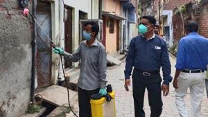 Among the fresh cases, 392 were reported from Lucknow, 168 from Kanpur, 125 from Gautam Buddha Nagar, 104 from Jhansi, 100 from Prayagraj and 79 from Ghaziabad.(HT PHOTO.) Among the fresh cases, 392 were reported from Lucknow, 168 from Kanpur, 125 from Gautam Buddha Nagar, 104 from Jhansi, 100 from Prayagraj and 79 from Ghaziabad.(HT PHOTO.)