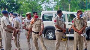 One police personnel lost his life and three personnel were severely injured after a vehicle of Kanpur police overturned in Jhansi on Saturday.(PTI (Representative image)) One police personnel lost his life and three personnel were severely injured after a vehicle of Kanpur police overturned in Jhansi on Saturday.(PTI (Representative image))