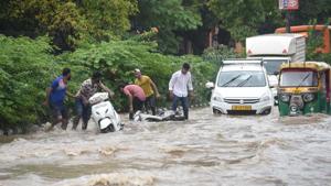 Commuters try to make their way through a waterlogged road near Ramlila Maidan on Sunday. (Arvind Yadav/HT PHOTO) Commuters try to make their way through a waterlogged road near Ramlila Maidan on Sunday. (Arvind Yadav/HT PHOTO)