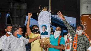 BJP supporters hold an effigy of Rajasthan chief minister Ashok Gehlot during a protest against the state government in Jodhpur Friday, July 17, 2020.(PTI) BJP supporters hold an effigy of Rajasthan chief minister Ashok Gehlot during a protest against the state government in Jodhpur Friday, July 17, 2020.(PTI)