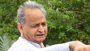 Jaipur, India - July 15, 2020: Rajasthan Chief Minister Ashok Gehlot talks to media persons outside Hotel Fairmont, in Jaipur, Rajasthan, India, on Wednesday, July 15, 2020. (HT Photo) Jaipur, India - July 15, 2020: Rajasthan Chief Minister Ashok Gehlot talks to media persons outside Hotel Fairmont, in Jaipur, Rajasthan, India, on Wednesday, July 15, 2020. (HT Photo)
