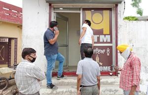 The PNB ATM in Mohali’s Gharaun village that was targeted by thieves.(HT Photo) The PNB ATM in Mohali’s Gharaun village that was targeted by thieves.(HT Photo)
