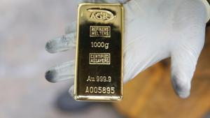 An employee holds a 1kg gold bar at AGR (African Gold Refinery) in Entebbe, Uganda.(Reuters File Photo) An employee holds a 1kg gold bar at AGR (African Gold Refinery) in Entebbe, Uganda.(Reuters File Photo)