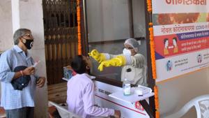 A medic collects a sample for Covid-19 testing during total lockdown at Gardiner Hospital, in Patna, Bihar.(HT photo) A medic collects a sample for Covid-19 testing during total lockdown at Gardiner Hospital, in Patna, Bihar.(HT photo)
