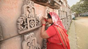 A devotee prays at Ramjanmabhoomi Nyas kaaryashala in Ayodhya. The proposed Ram temple in Ayodhya would become the third largest Hindu temple in the world, said Mahant Kamal Nayan Das.(PTI) A devotee prays at Ramjanmabhoomi Nyas kaaryashala in Ayodhya. The proposed Ram temple in Ayodhya would become the third largest Hindu temple in the world, said Mahant Kamal Nayan Das.(PTI)