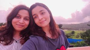 Alia Bhatt shared a new pic with sister Shaheen. Alia Bhatt shared a new pic with sister Shaheen.
