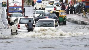 Commuters wade through a waterlogged road after heavy rain, at NH 24 near Mayur Vihar 2, in New Delhi, India, on Wednesday, July 22, 2020.(Ajay Aggarwal /HT Photo) Commuters wade through a waterlogged road after heavy rain, at NH 24 near Mayur Vihar 2, in New Delhi, India, on Wednesday, July 22, 2020.(Ajay Aggarwal /HT Photo)