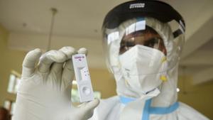 A health worker with a Covid-19 rapid antigen testing kit in Gurugram on Tuesday.(Parveen Kumar/HT) A health worker with a Covid-19 rapid antigen testing kit in Gurugram on Tuesday.(Parveen Kumar/HT)