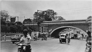Minto Bridge witnessed violence during the riots at the time of Partition. There are several accounts of how those fleeing the walled city — on foot and in tongas — to refugee camps in Purana Qila and Humanyun’s Tomb were ambushed and killed near Minto Bridge.(HT Archive) Minto Bridge witnessed violence during the riots at the time of Partition. There are several accounts of how those fleeing the walled city — on foot and in tongas — to refugee camps in Purana Qila and Humanyun’s Tomb were ambushed and killed near Minto Bridge.(HT Archive)