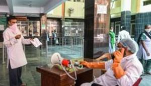While the state took 114 days to record its first 10,000 cases, it took just 15 days to register the next 10,000 cases.(HT Photo) While the state took 114 days to record its first 10,000 cases, it took just 15 days to register the next 10,000 cases.(HT Photo)