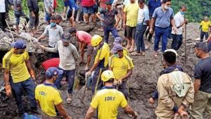 The rescue team carrying out search operation in Munsiyari area of Pithoragarh after the cloud burst incident on Sunday night.(HT Photo) The rescue team carrying out search operation in Munsiyari area of Pithoragarh after the cloud burst incident on Sunday night.(HT Photo)