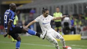 Fiorentina's Martin Caceres, right, fights for the ball with Inter Milan's Romelu Lukaku during a Serie A soccer match between Inter Milan and Fiorentina, at the San Siro stadium in Milan, Italy, Wednesday, July 22, 2020. (AP Photo/Luca Bruno)(AP) Fiorentina's Martin Caceres, right, fights for the ball with Inter Milan's Romelu Lukaku during a Serie A soccer match between Inter Milan and Fiorentina, at the San Siro stadium in Milan, Italy, Wednesday, July 22, 2020. (AP Photo/Luca Bruno)(AP)