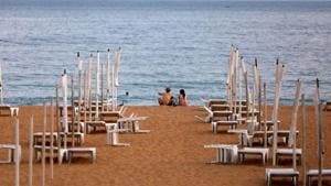 A couple is seen next to empty hammocks during the coronavirus disease (COVID-19) pandemic in downtown Albufeira, Portugal July 20, 2020.(REUTERS) A couple is seen next to empty hammocks during the coronavirus disease (COVID-19) pandemic in downtown Albufeira, Portugal July 20, 2020.(REUTERS)