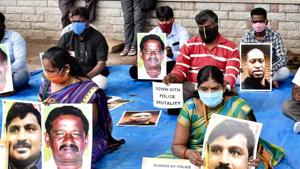 Members of Anti-Facist People's Front Bengaluru staging protest against the custodial deaths of Tuticorin in Bengaluru on Friday.(ANI) Members of Anti-Facist People's Front Bengaluru staging protest against the custodial deaths of Tuticorin in Bengaluru on Friday.(ANI)