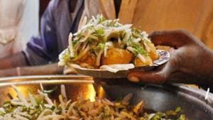 Piping hot moong dal pakodas are a favourite, especially during the rains.(Photo: Sanchit Khanna/HT) Piping hot moong dal pakodas are a favourite, especially during the rains.(Photo: Sanchit Khanna/HT)