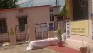 The body was later put in a coffin by two journalists and a few hospital staff.(HT PHOTO) The body was later put in a coffin by two journalists and a few hospital staff.(HT PHOTO)