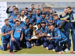 A historic moment: After winning their maiden Ranji Trophy in 2005-06, Uttar Pradesh lifted their first Mushatq Ali Twenty20 Trophy in 2016.(FILE PHOTO) A historic moment: After winning their maiden Ranji Trophy in 2005-06, Uttar Pradesh lifted their first Mushatq Ali Twenty20 Trophy in 2016.(FILE PHOTO)